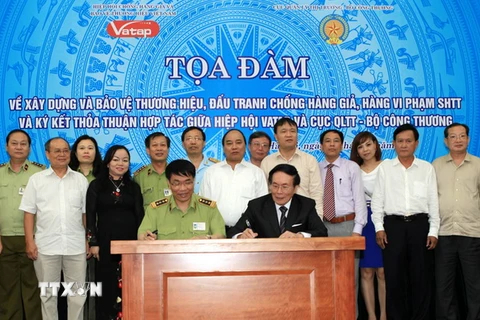 Ký kết thỏa thuận hợp tác giữa Cục Cục Quản lý Thị trường với VATAP. (Ảnh: Trần Việt/TTXVN)