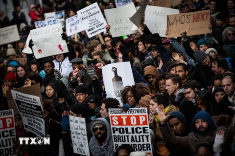 Biểu tình tại New York, phản đối các vụ cảnh sát bắn chết người da màu. (Nguồn: AFP/TTXVN)