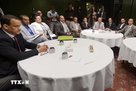 Đặc phái viên của LHQ về Yemen Ismail Ould Cheikh Ahmed (trái) và đại diện các phe phái tại Yemen tham gia vòng đàm phán ở Geneva. (Nguồn: AFP/TTXVN)