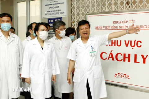 Bộ trưởng Bộ Y tế Nguyễn Thị Kim Tiến giám sát công tác chuẩn bị phòng chống dịch MERS tại Bệnh viện Bệnh Nhiệt đới Trung ương (Hà Nội). (Ảnh: Dương Ngọc/TTXVN)