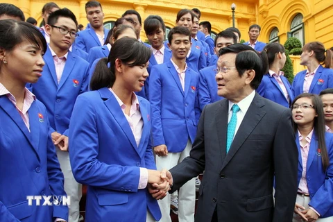Chủ tịch nước Trương Tấn Sang với các huấn luyện viên và vận động viên đạt thành tích cao tại SEAgames 28. (Ảnh: Nguyễn Khang/TTXVN)