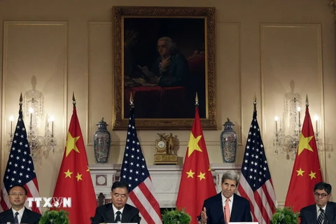 Ủy viên Quốc vụ Trung Quốc Dương Khiết Trì, Phó Thủ tướng Trung Quốc Uông Dương, Ngoại trưởng Mỹ John Kerry và Bộ trưởng Tài chính Mỹ Jacob Lew tại lễ bế mạc S&ED. (Nguồn: AFP/TTXVN)