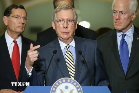 Lãnh đạo đa số tại Thượng viện Mỹ Mitch McConnell trả lời báo giới sau cuộc bỏ phiếu tại thủ đô Washington. (Nguồn: AFP/TTXVN)