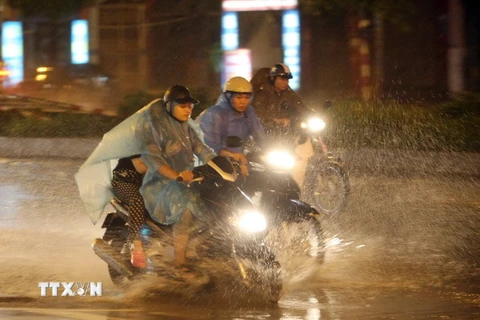Đoạn đường Nguyễn Xiển, Hà Nội bị ngập nước. (Ảnh: Phạm Kiên/TTXVN)