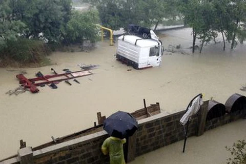 Mưa lớn kéo dài gây ngập lụt tại thành phố Sochi. (Nguồn: Reuters)