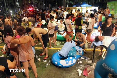 Người bị thương nằm la liệt tại hiện trường vụ nổ công viên ở Đài Loan. (Nguồn: AFP/TTXVN)