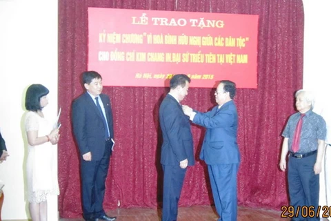 Chủ tịch Liên hiệp các tổ chức hữu nghị Việt Nam Vũ Xụân Hồng trao tặng Kỷ niệm chương cho Đại sứ Kim Chang In. (Nguồn: dangcongsan.vn)