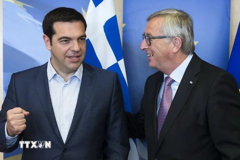 Thủ tướng Hy Lạp Alexis Tsipras (trái) và Chủ tịch EC Jean-Claude Juncker trước cuộc gặp ngày 24/6. (Nguồn: AFP/TTXVN)