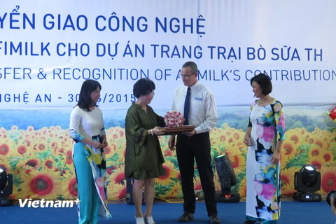 Chủ tịch Afimilk tặng hoa bà Thái Hương, Chủ tịch Tập đoàn TH. (Ảnh: Nguyễn Văn Nhật/Vietnam+)