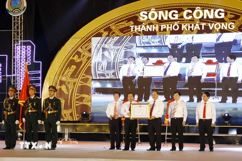Phó Thủ tướng Nguyễn Xuân Phúc trao Huân chương Độc lập hạng Ba cho cán bộ và nhân dân thành phố Sông Công. (Ảnh: Lan Anh/TTXVN)