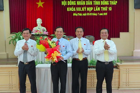 Lãnh đạo tỉnh chúc mừng tân Phó Chủ tịch Hội đồng nhân dân tỉnh. (Nguồn: dongthap.gov.vn)