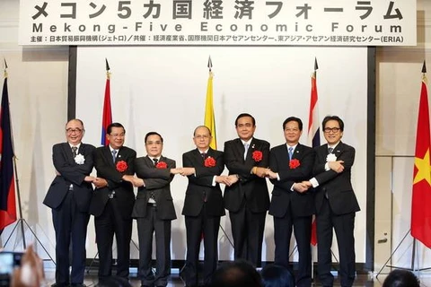 Chủ tịch JETRO Ishige (ngoài cùng bên trái) và các Trưởng đoàn chụp ảnh chung. (Ảnh: Đức Tám/TTXVN)