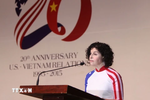 Bà Rena Bitter phát biểu tại lễ kỷ niệm lần thứ 239 Ngày Độc Lập Hoa Kỳ tại Thành phố Hồ Chí Minh. (Ảnh: Thanh Vũ/TTXVN)