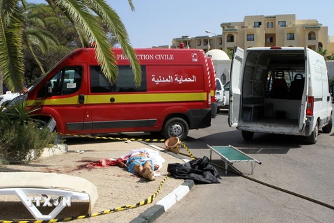 Thi thể các nạn nhân sau vụ xả súng ở Sousse. (Nguồn: AFP/TTXVN)