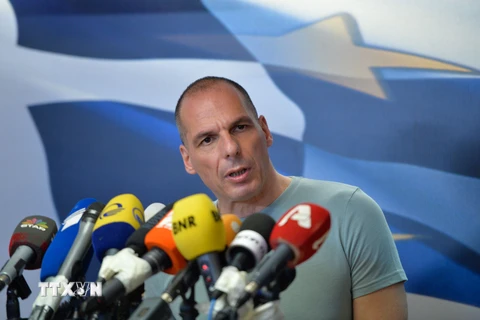 Bộ trưởng Tài chính Hy Lạp Yanis Varoufakis phát biểu trong cuộc họp báo ở Athens sau kết quả sơ bộ cuộc trưng cầu dân ý. (Nguồn: AFP/TTXVN)
