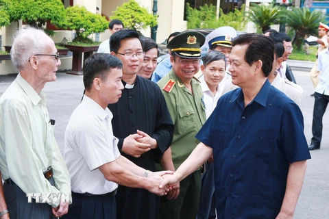 Thủ tướng Nguyễn Tấn Dũng với cử tri huyện Thủy Nguyên. (Ảnh: Lâm Khánh/TTXVN)