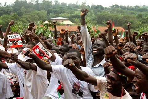 Những người ủng hộ chào đón Tổng thống Burundi Pierre Nkurunziza trong chiến dịch tranh cử ở Bujumbura ngày 26/6. (Nguồn: AFP)