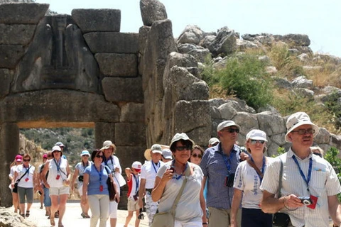 Du khách Đức tham quan một điểm du lịch tại Hy Lạp. (Nguồn: thetoc.gr)