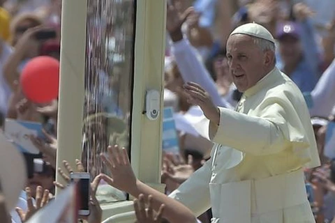 Hàng nghìn giáo dân tập trung dọc hai bên đường tung hoa chào đón Giáo hoàng Francis. (Nguồn: BBC)