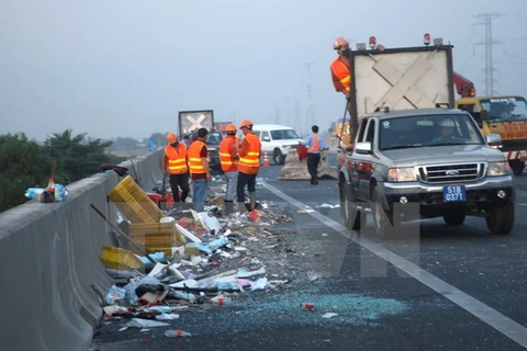 Tai nạn trên cao tốc TP.HCM-Trung Lương, hơn 10 người thoát chết