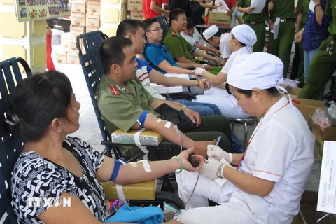 Đông đảo người dân tham gia hiến máu tình nguyện. (Ảnh: Phương Vy/TTXVN)