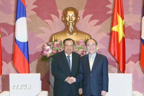 Chủ tịch Quốc hội Nguyễn Sinh Hùng tiếp Phó Chủ tịch nước Lào Bounnhang Volachit. (Ảnh: Nhan Sáng/TTXVN)