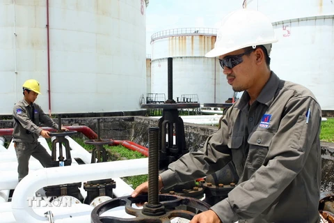 Vận hành hệ thống cung cấp xăng dầu tại PV Oil Đình Vũ. (Ảnh: Huy Hùng/TTXVN)