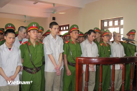 Các bị cáo nghe Tòa tuyên án. (Ảnh: Nguyễn Trọng Lịch/Vietnam+)