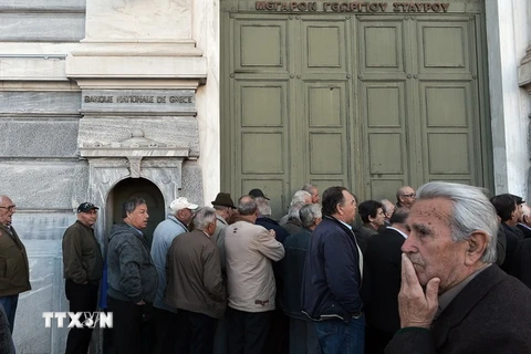 Người dân Hy Lạp chờ lĩnh lương tại Ngân hàng Trung ương ở thủ đô Athens. (Nguồn: AFP/TTXVN)