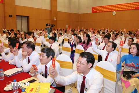  Biểu quyết lấy ý kiến tại Đại hội Đảng bộ Tổng Công ty Điện lực thành phố Hà Nội nhiệm kỳ 2015-2020. (Ảnh: Ngọc Hà/TTXVN)