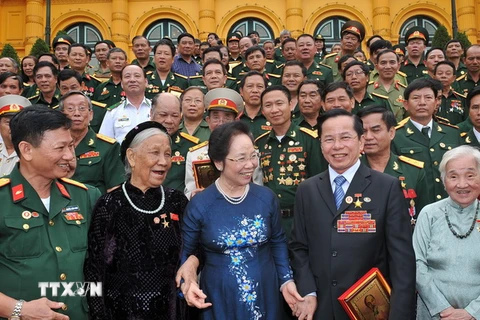 Phó Chủ tịch nước Nguyễn Thị Doan với các đại biểu. (Ảnh: Trọng Đức/TTXVN)