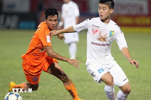 Pha tranh bóng trong trận đấu giữa Hà Nội T&T (áo trắng) với SHB Đà Nẵng. (Ảnh: Quốc Khánh/TTXVN) 