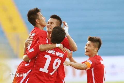 Pha ăn mừng bàn thắng của các cầu thủ Hải Phòng trong trận thắng Đồng tháp 2-1 tại vòng thi đấu thứ 13 V-League. (Ảnh: Lâm Khánh/TTXVN) 