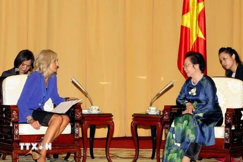 Phó Chủ tịch nước Nguyễn Thị Doan tiếp bà Jill Biden. (Ảnh: Phạm Kiên/TTXVN)
