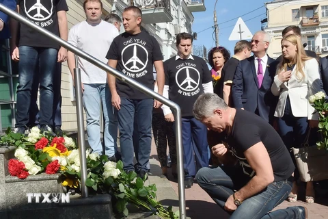 Đặt hoa tưởng niệm các nạn nhân máy bay MH17 tại Đại sứ quán Hà Lan ở thủ đô Kiev, Ukraine. (Nguồn: AFP/TTXVN)