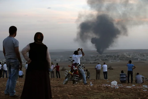 Khói bốc lên từ thị trấn Kobane sau một cuộc tấn công. (Nguồn: Reuters)