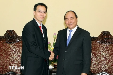 Phó Thủ tướng Nguyễn Xuân Phúc tiếp ông Wong Hong Kuan, Giám đốc Cơ quan điều tra hành vi tham nhũng Singapore. (Ảnh: Phạm Kiên/TTXVN)