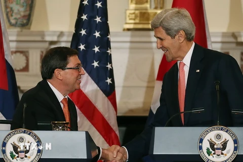 Ngoại trưởng Mỹ John Kerry (phải) và Ngoại trưởng Cuba trong cuộc họp báo chung sau hội đàm tại Washington ngày 20/7. (Nguồn: AFP/TTXVN)