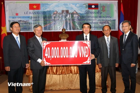 Đại sứ Nguyễn Mạnh Hùng trao quà tặng 40 tỷ đồng của Chủ tịch nước Trương Tấn Sang để xây dựng Nhà Văn hóa của tỉnh Luang Prabang. (Ảnh: Phạm Kiên/Vietnam+)