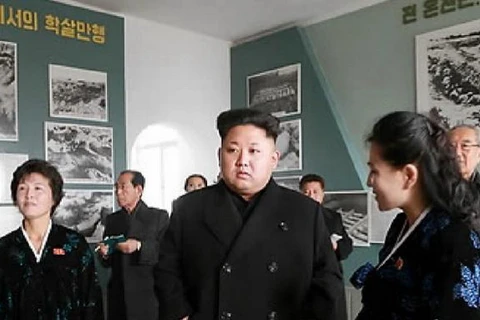 Nhà lãnh đạo Triều Tiên Kim Jong-un trong chuyến thăm Bảo tàng Sinchon hồi tháng 11/2014. (Nguồn: Yonhap)