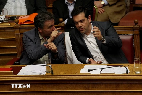 Thủ tướng Hy Lạp Alexis Tsipras (phải) và Bộ trưởng Tài chính Euclid Tsakalotos tại một phiên họp Quốc hội. (Nguồn: THX/TTXVN)