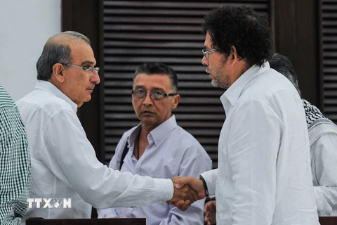  Đại diện của Chính phủ Colombia và FARC tại cuộc họp báo ở La Habana sau khi kết thúc vòng đàm phán. (Nguồn: AFP/TTXVN)