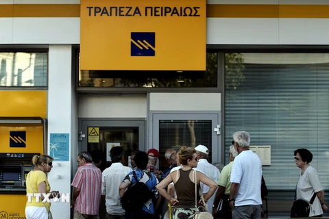 Một ngân hàng ở thủ đô Athens mở cửa ngày 20/7. (Nguồn: AFP/TTXVN)