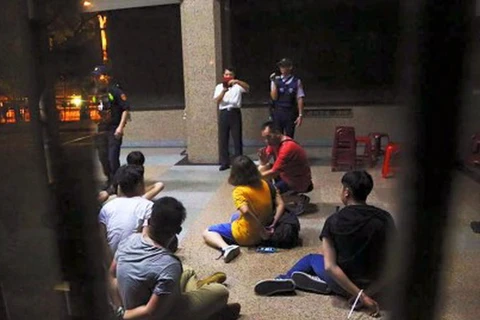 Các sinh viên bị bắt vì xông vào trụ sở Bộ Giáo dục ở Đài Bắc. (Nguồn: scmp.com)