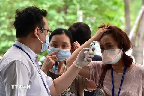 Kiểm tra thân nhiệt cho người dân Hàn Quốc để phòng tránh lây nhiễm MERS. (Nguồn: AFP/TTXVN)