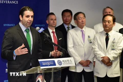 Đại sứ Mỹ tại Hàn Quốc Mark Lippert (trái) trong cuộc họp báo trước khi xuất viện sau vụ tấn công bằng dao. (Nguồn: AFP/TTXVN)