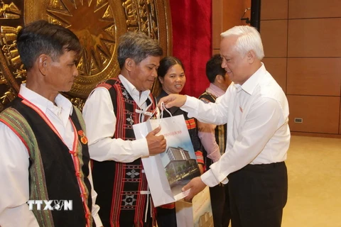Phó Chủ tịch Quốc hội Uông Chu Lưu tặng quà cho các đại biểu. (Ảnh: Phương Hoa/TTXVN)