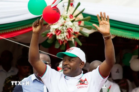 Tổng thống Burundi Pierre Nkurunziza phát biểu trước những người ủng hộ trong cuộc vận động bầu cử ở thủ đô Bujumbura ngày 26/6. (Nguồn: AFP/TTXVN)
