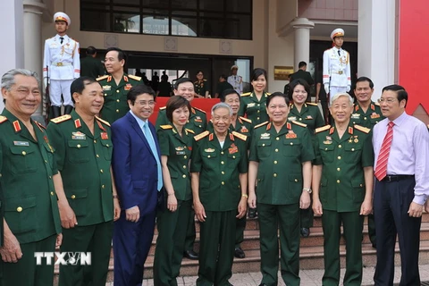 Thượng tướng Ngô Xuân Lịch, nguyên Tổng Bí thư Lê Khả Phiêu và các đại biểu dự Đại hội Đảng bộ cơ quan Tổng cục Chính trị. (Ảnh: Trọng Đức/TTXVN)