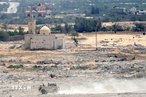 Xe quân sự Ai Cập tuần tra tại khu vực cửa khẩu Rafah, phía Nam Dải Gaza. (Nguồn: AFP/TTXVN)